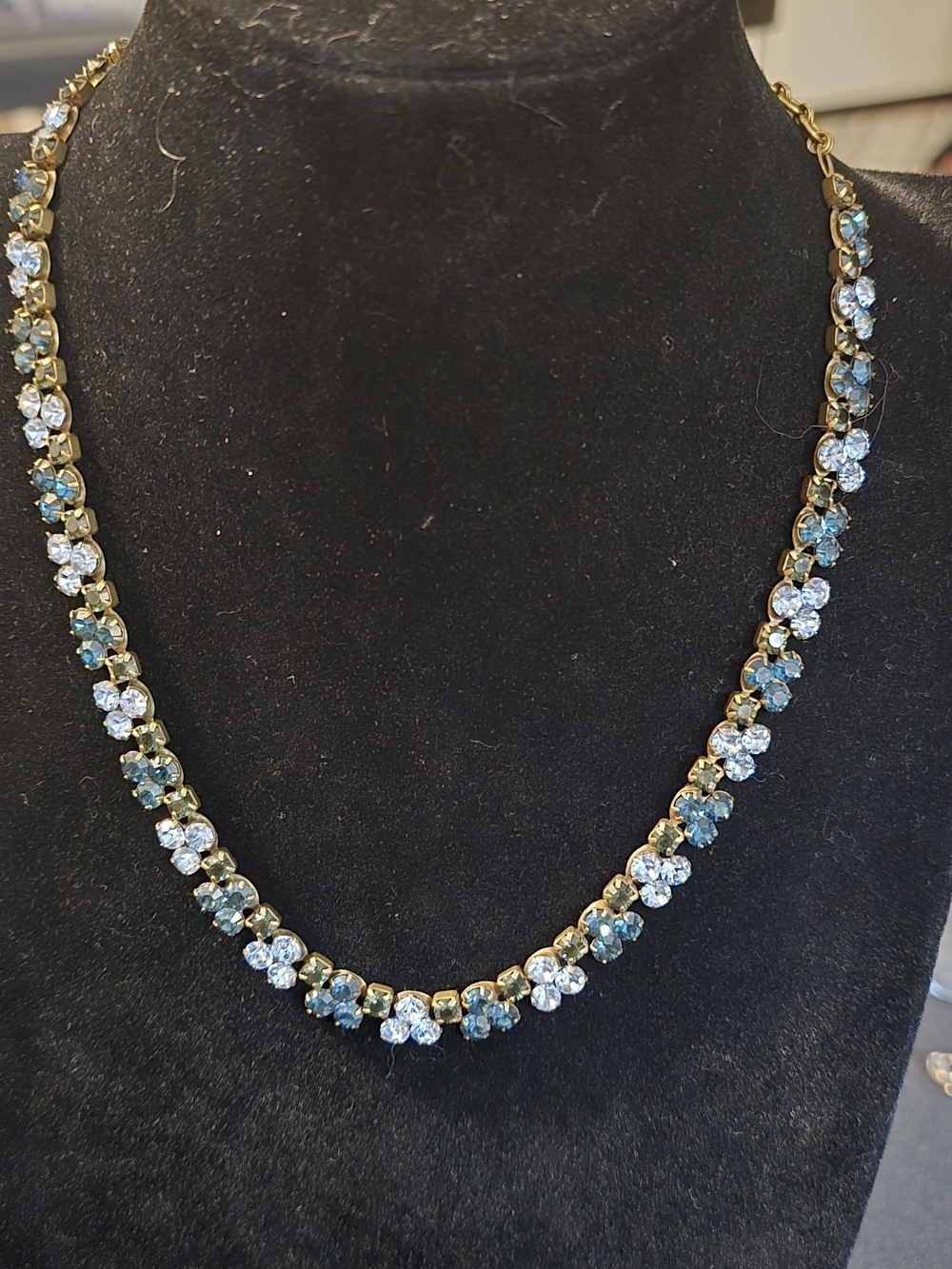VIntage-style Sorrelli tennis necklace featuring an alternating sequence NWT